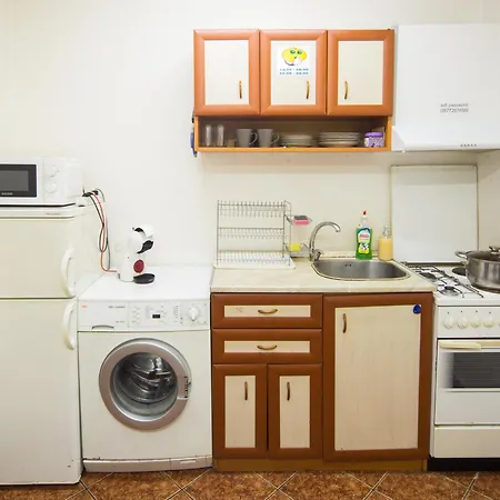 Center - Basic Flat - 10 Min To The Beach شقة
